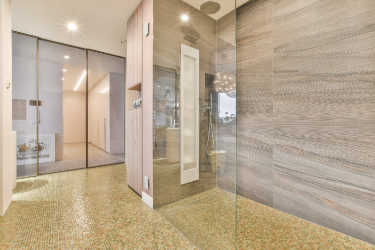 Szklarz Białystok – Kabina prysznicowa walk-in – nowy wymiar komfortu i elegancji w Twojej łazience