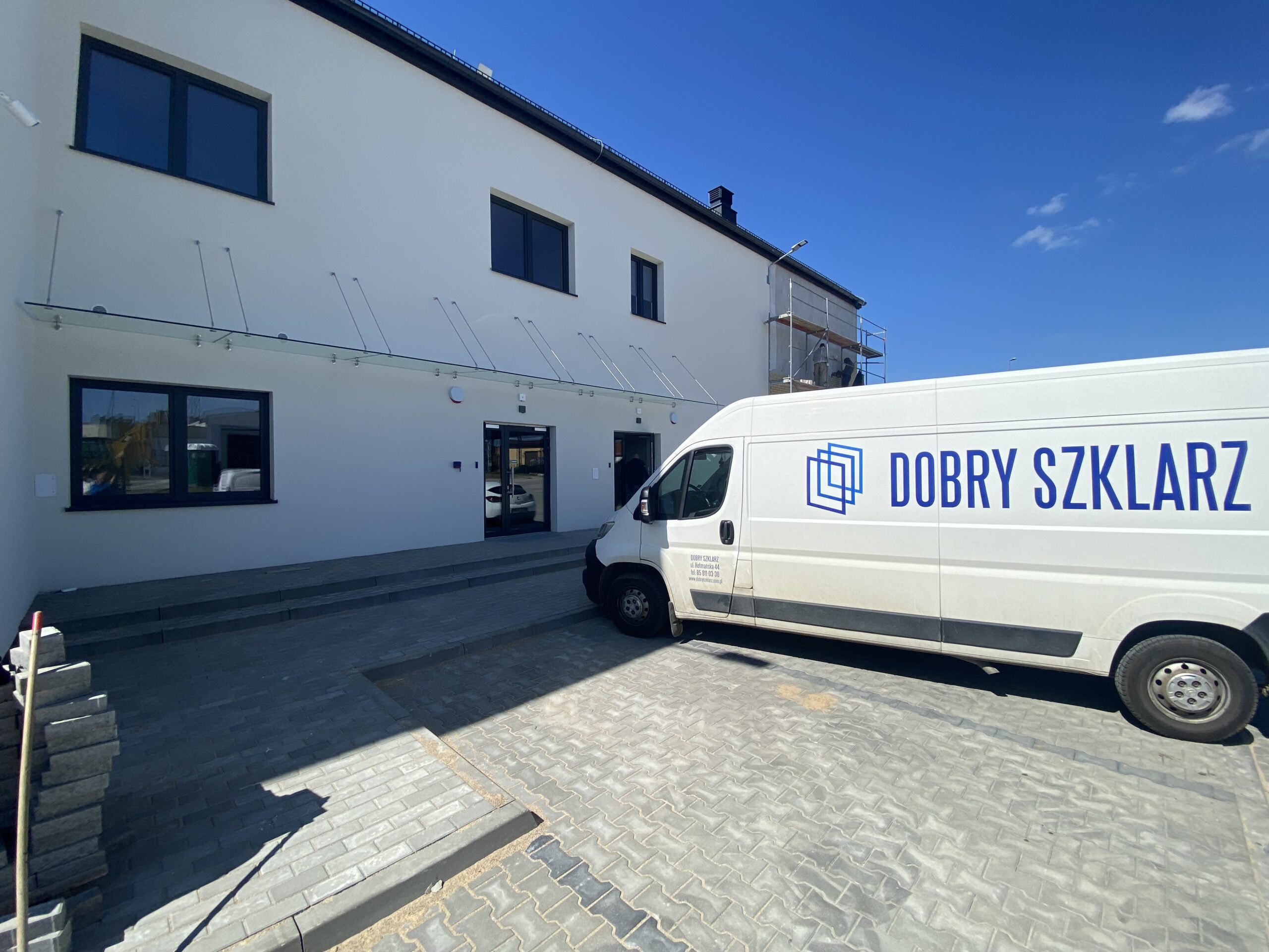 Szklarz Białystok – Daszek szklany – eleganckie i praktyczne rozwiązanie